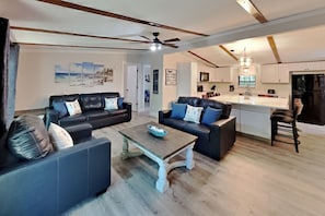 3 bedroom 2 bath home - sleeps up to 8 | Cuisine privée | Réfrigérateur, four à micro-ondes, un four, surface de cuisson