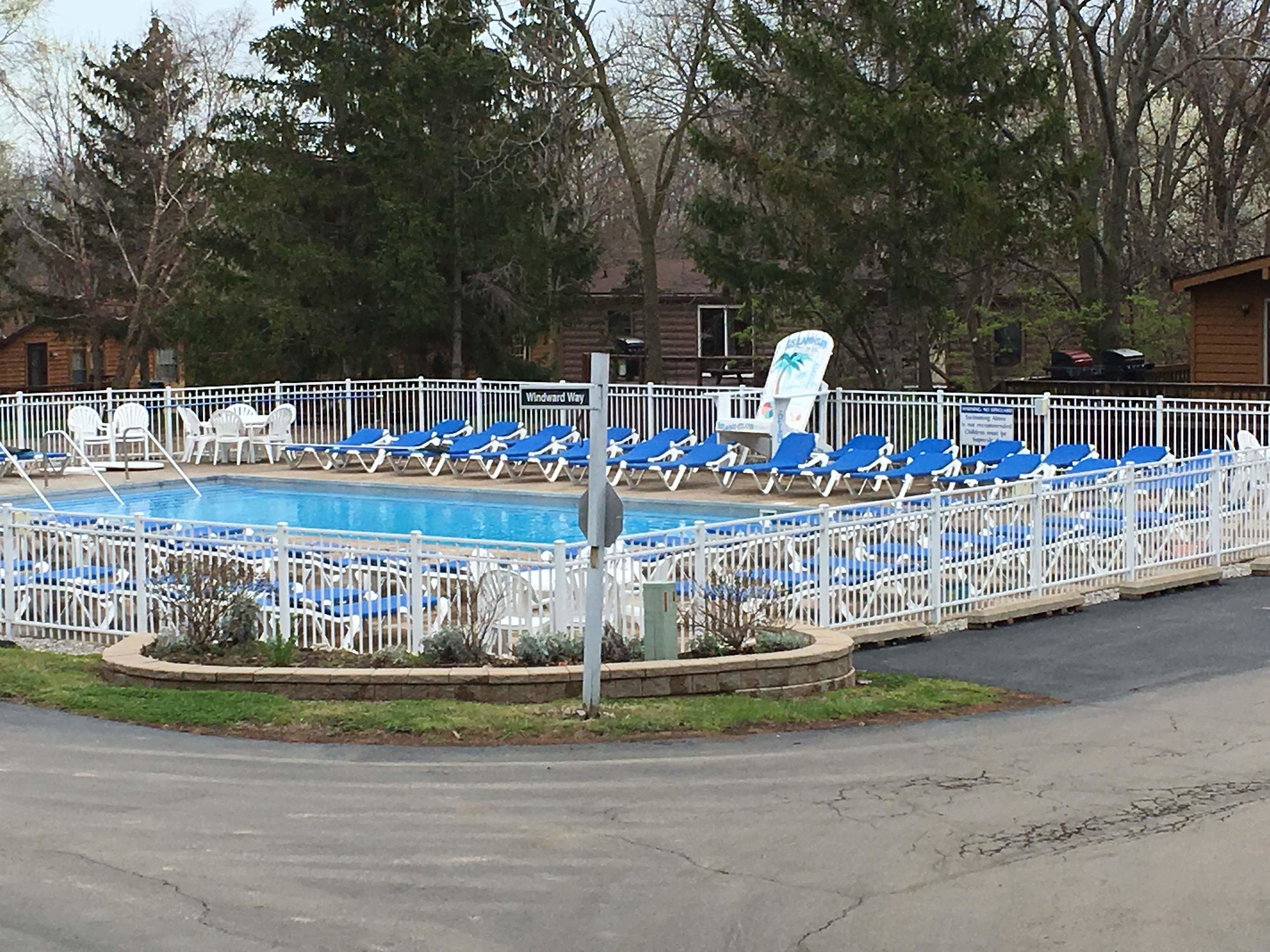 outdoor pool, open 10:00 am to 10:00 pm, pool loungers