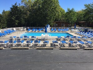 Piscine extérieure, chaises longues