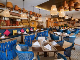 10 restaurantes; se sirve desayuno, almuerzo y cena
