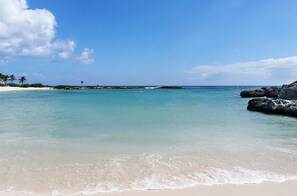 私人海灘、白沙、躺椅、太陽傘