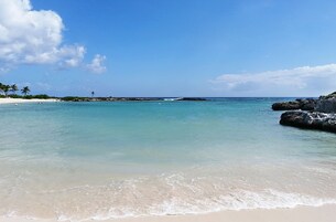 Playa privada, arena blanca, sillas reclinables de playa, sombrillas