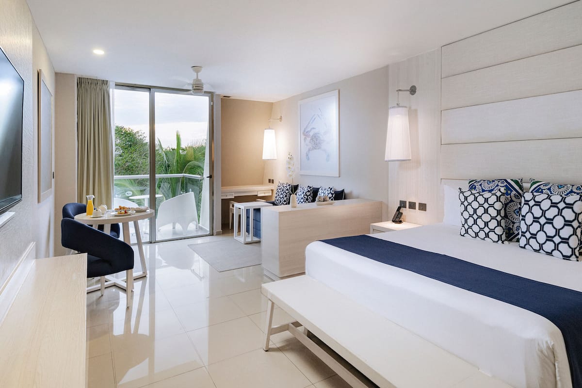 Artículos del minibar gratis y caja de seguridad en la habitación
