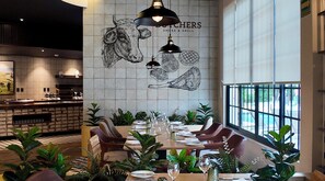 10 restaurants, breakfast, lunch, dinner served; Pan-Asian cuisine 
