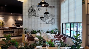 10 restaurants, breakfast, lunch, dinner served; Pan-Asian cuisine