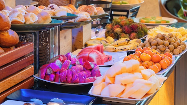 Un buffet proposant une variété de fruits et de pâtisseries.