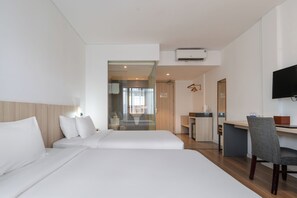Pillow-top beds, minibar, in-room safe, desk - Liberty Hotel Saigon Greenview (Ho Chi Minh City)