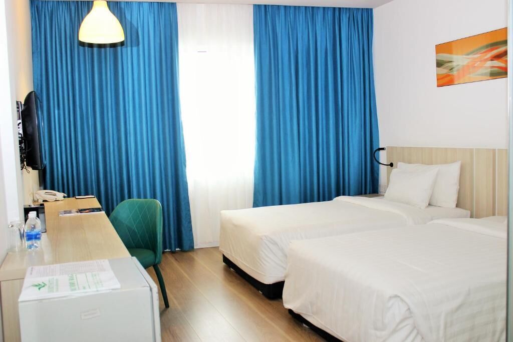 Bantalan ekstra lembut, minibar, brankas, dan meja kerja