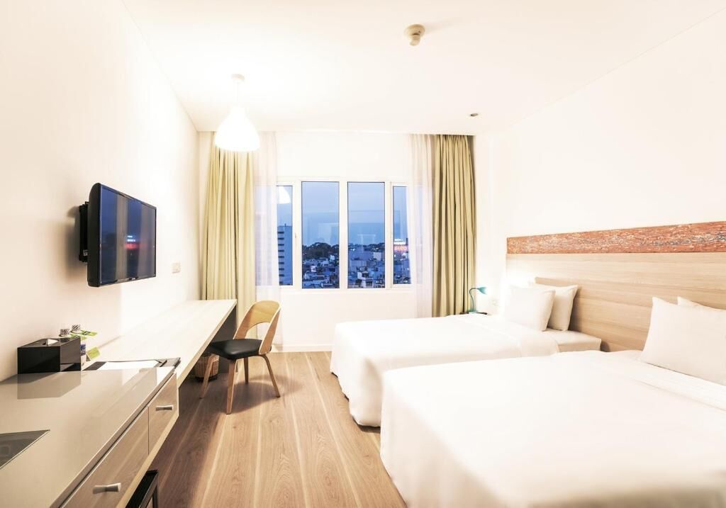 Bantalan ekstra lembut, minibar, brankas, dan meja kerja