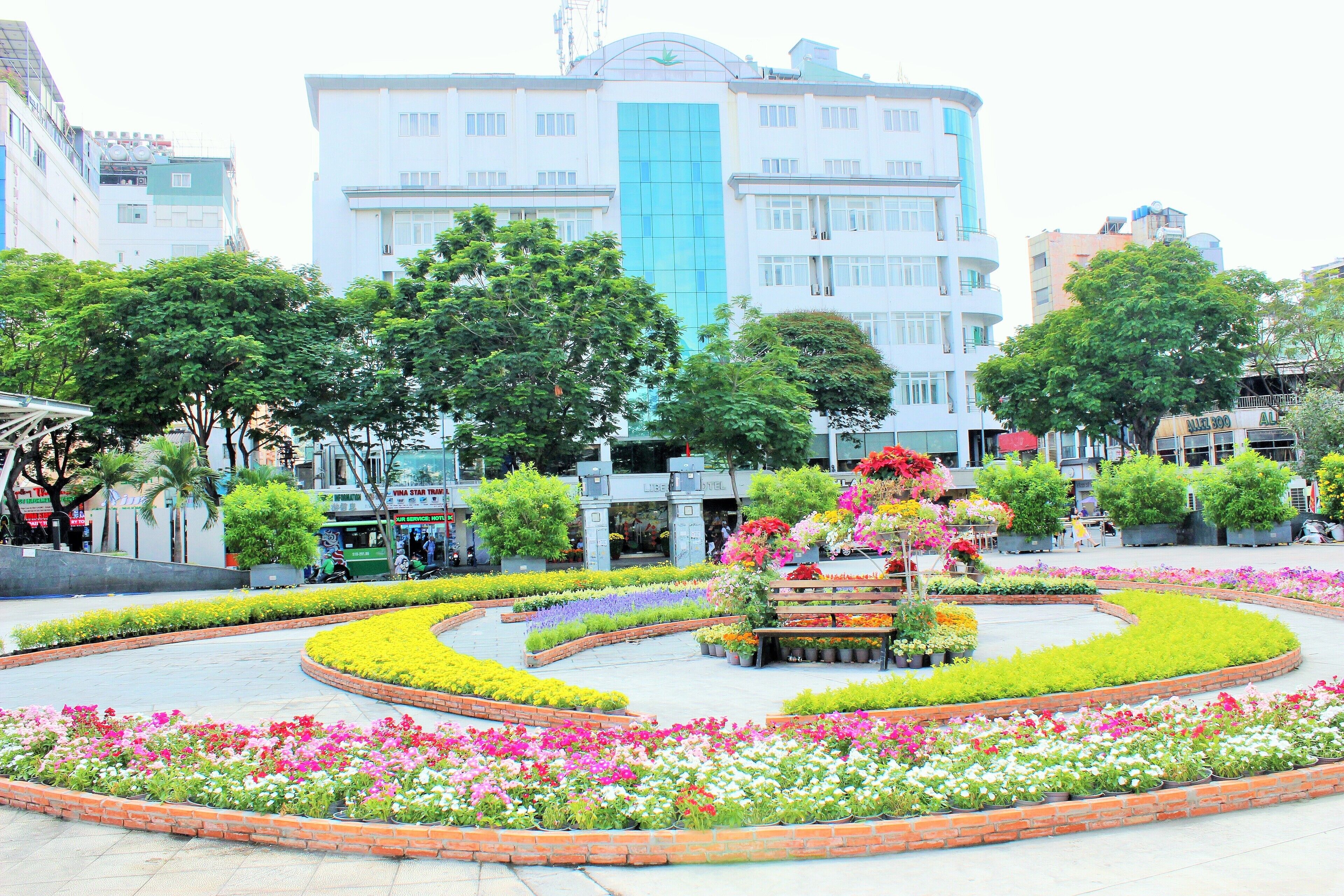 Vista frontal de la propiedad