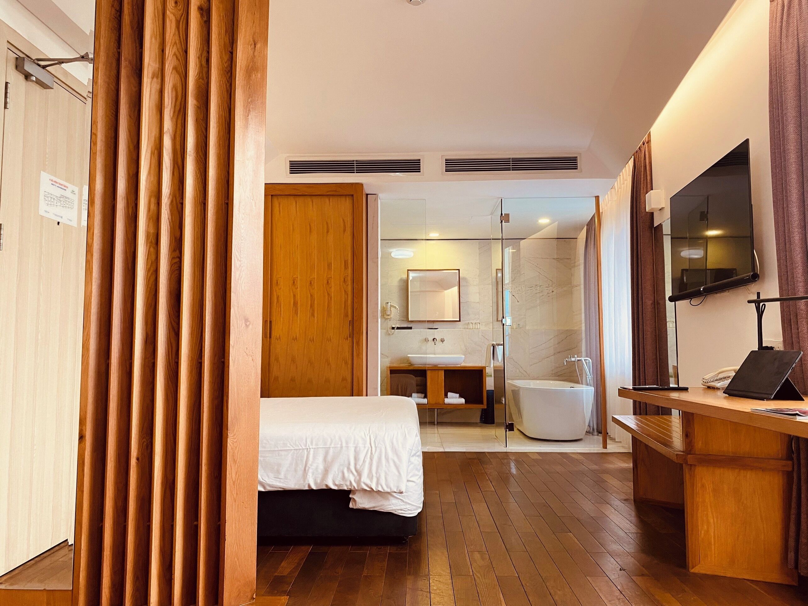 Suite | Pillowtop beds, minibar, in-room safe, desk