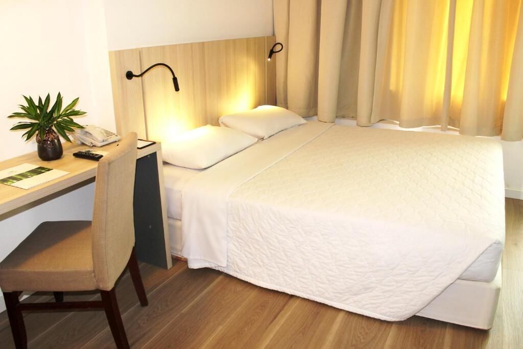 Bantalan ekstra lembut, minibar, brankas, dan meja kerja