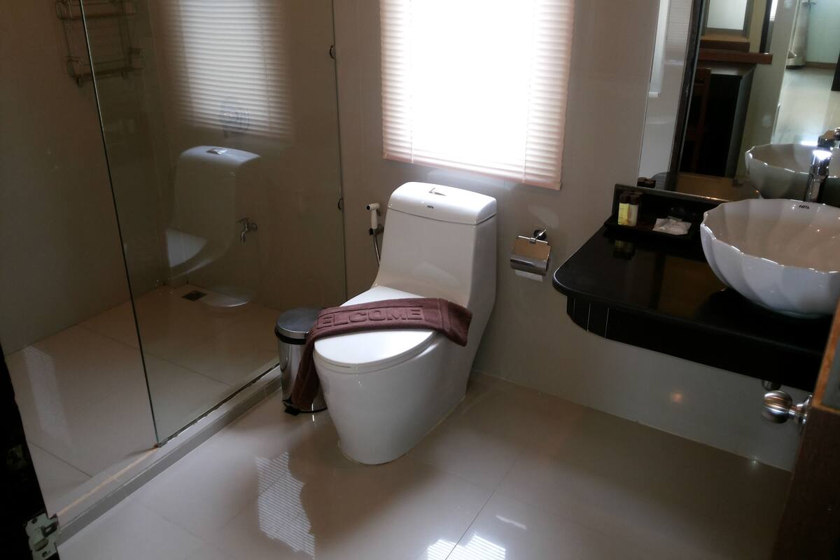 Dusche, kostenlose Toilettenartikel, Haartrockner, Handtücher