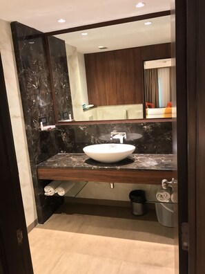 Family Suite | Bathroom | Shower, free toiletries, hair dryer, towels