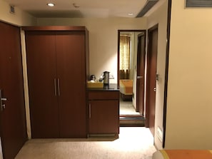 Schreibtisch, Verdunkelungsvorhänge, schallisolierte Zimmer