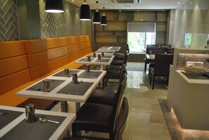 2 restaurants; breakfast, lunch, and dinner served - Hotel Southern (New Delhi)