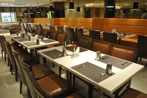 2 restaurants, breakfast served - Hotel Southern (New Delhi)