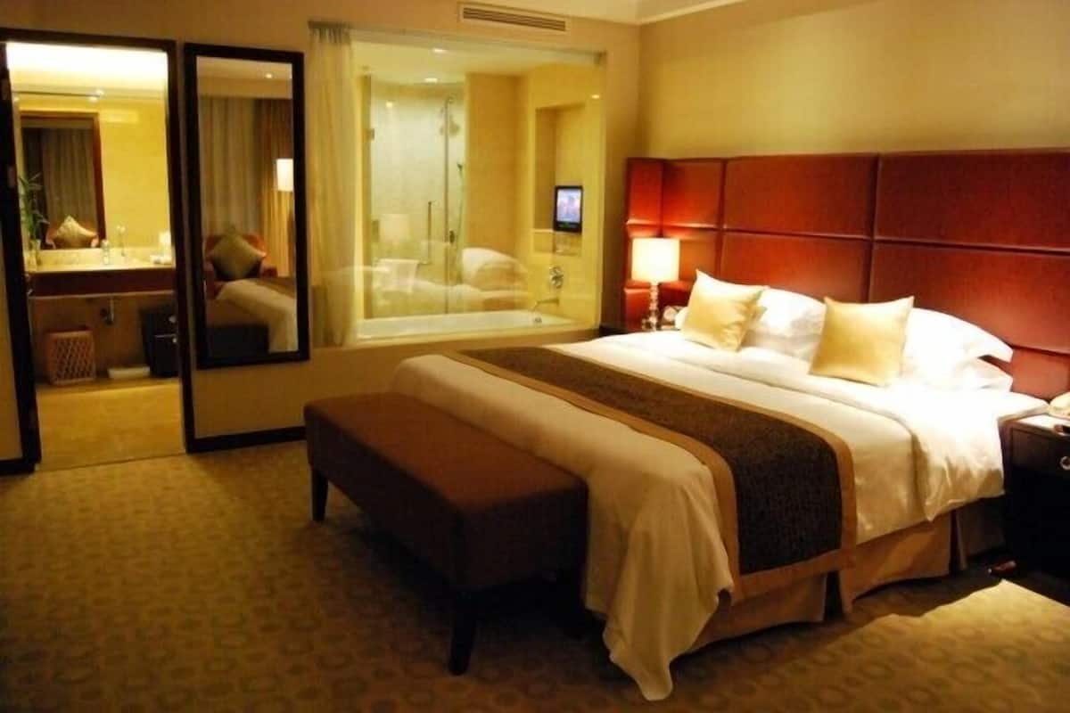 Superior Room, 1 King Bed | Premium bedding, minibar, in-room safe, desk