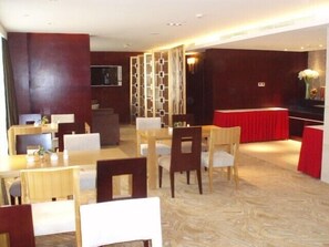 4 restaurantes, se sirve desayuno