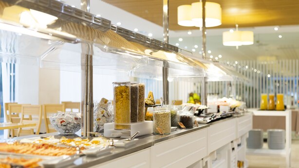 Un buffet proposant une variété de plats et d’accompagnements.
