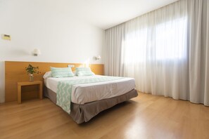 Double Room | Minibar, in-room safe, desk, soundproofing - Hotel Daniya Alicante (Alicante)