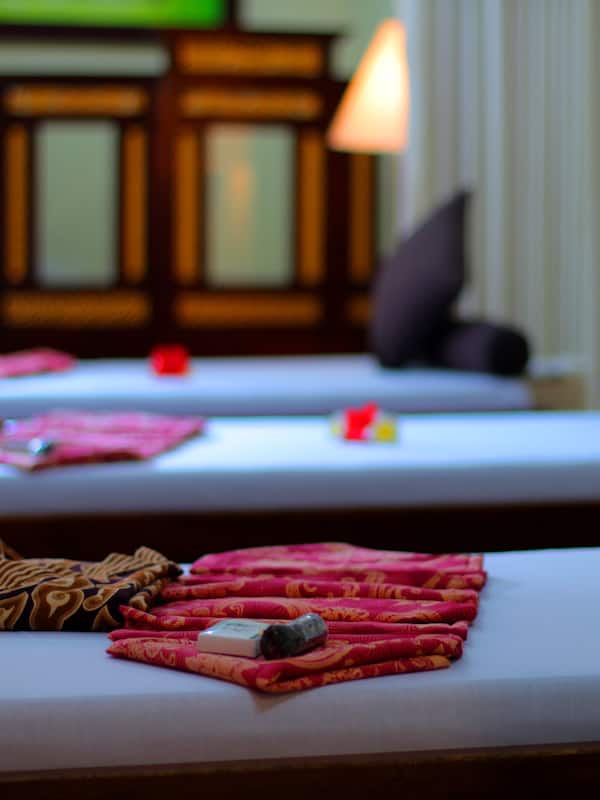Couples treatment rooms, hot tub, body treatments, aromatherapy