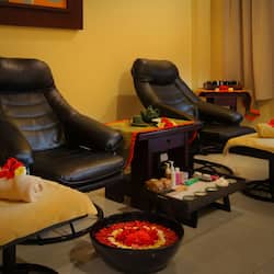 Couples treatment rooms, hot tub, body treatments, aromatherapy