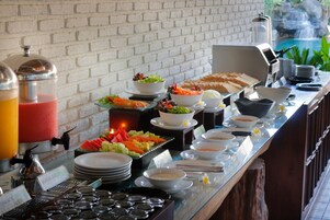 Se ofrece un desayuno a la carta (200000 IDR por persona)