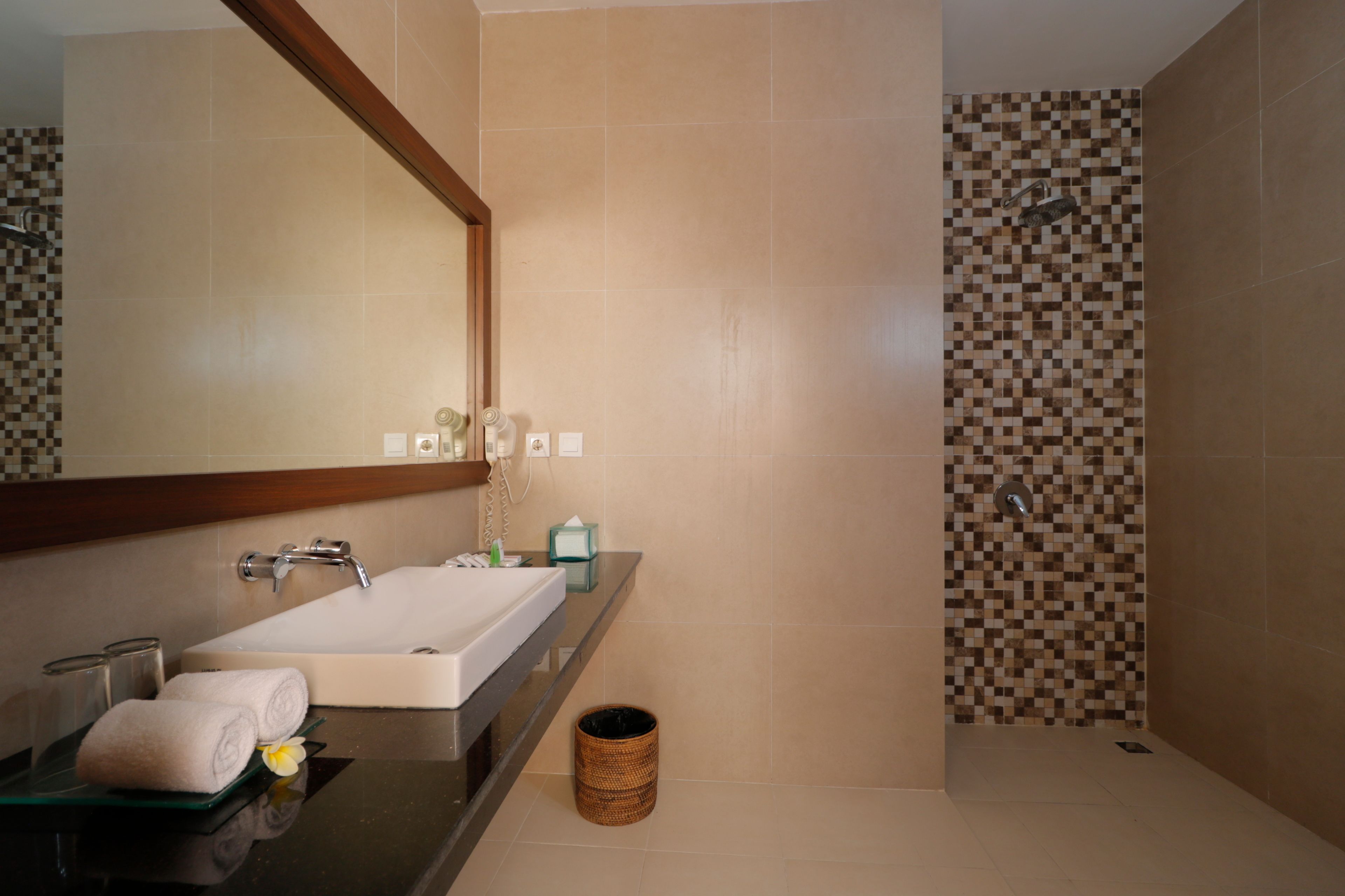 deluxe room | bathroom | combined shower/bathtub, free toiletries, hair dryer, slippers