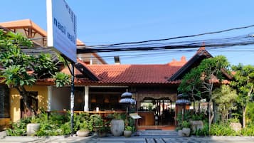Melayani sarapan, makan siang, dan makan malam