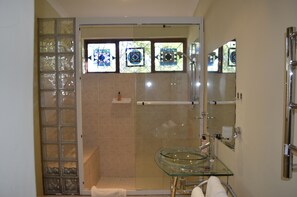 Cottage (Garden) | Bathroom | Shower, hair dryer, towels - The Country Guesthouse (Stellenbosch)