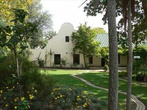 Property grounds - The Country Guesthouse (Stellenbosch)