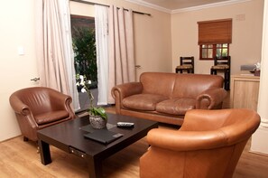 Cottage (Garden) | Coin séjour | Télévision