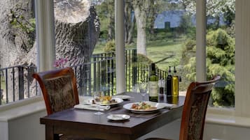 2 restaurants, breakfast, lunch, dinner served; international cuisine