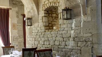 2 restaurants, breakfast, lunch, dinner served; international cuisine