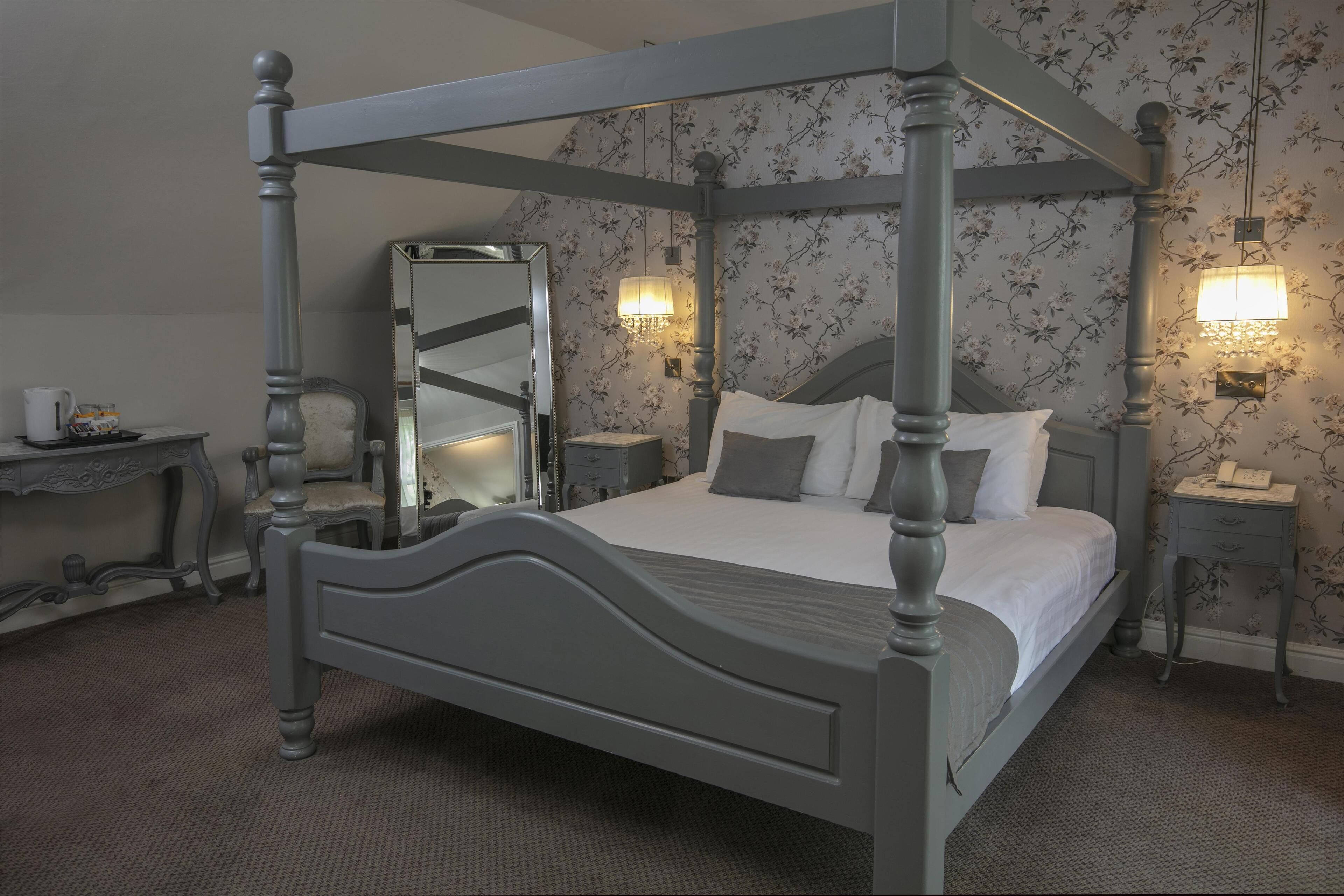 Caja de seguridad en la habitación y tabla de planchar con plancha 