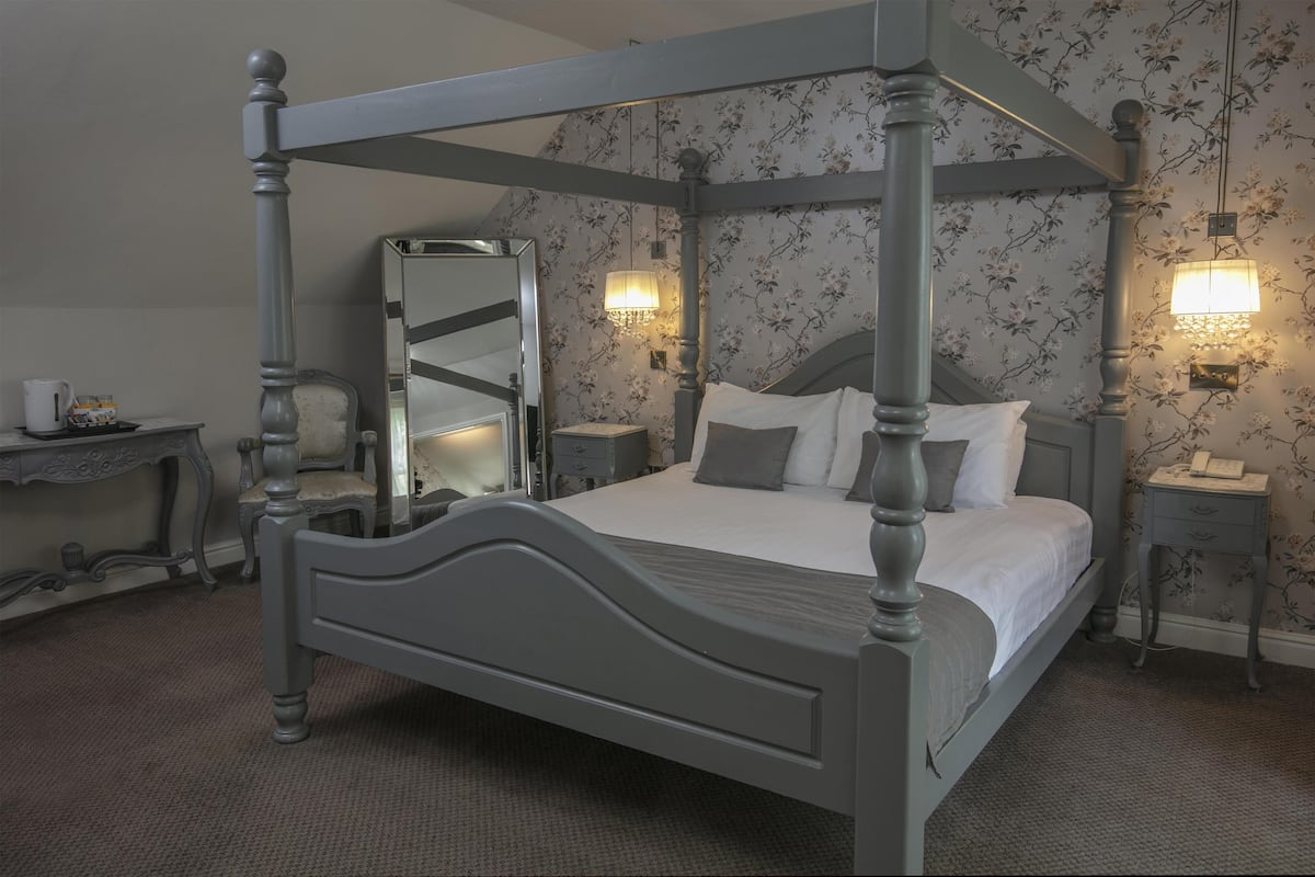 Superior-sviitti, 1 parisänky, tupakointi kielletty (Four Poster Bed) | Tallelokero huoneessa, silitysrauta/-lauta, vauvansängyt, lisävuoteet