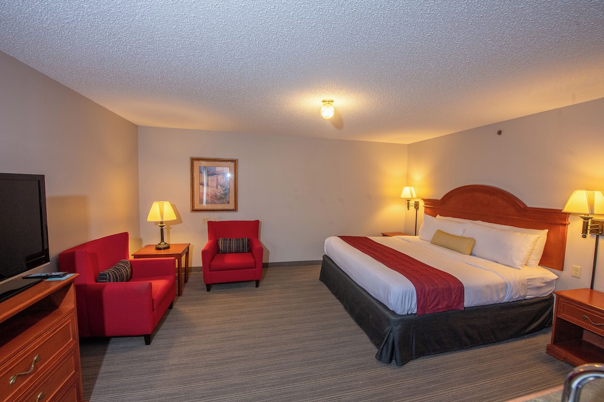 Premium bedding, desk, blackout drapes, soundproofing