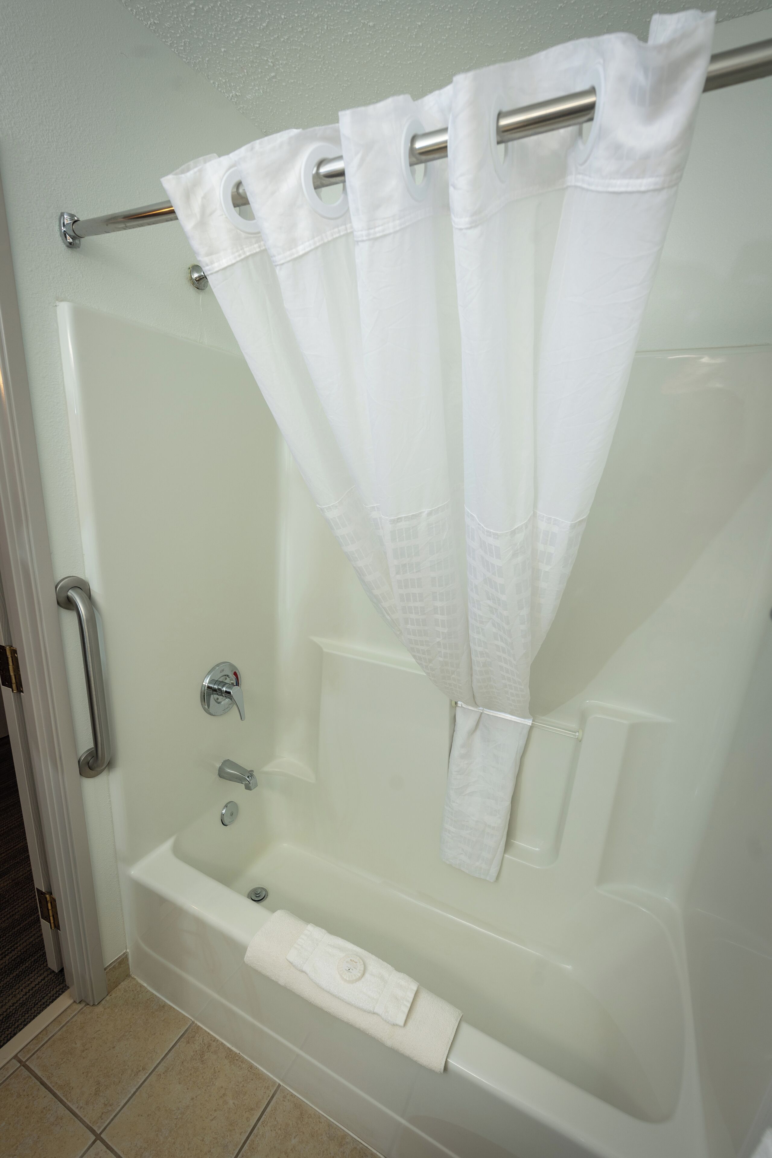 combined shower/bathtub, free toiletries, hair dryer, towels