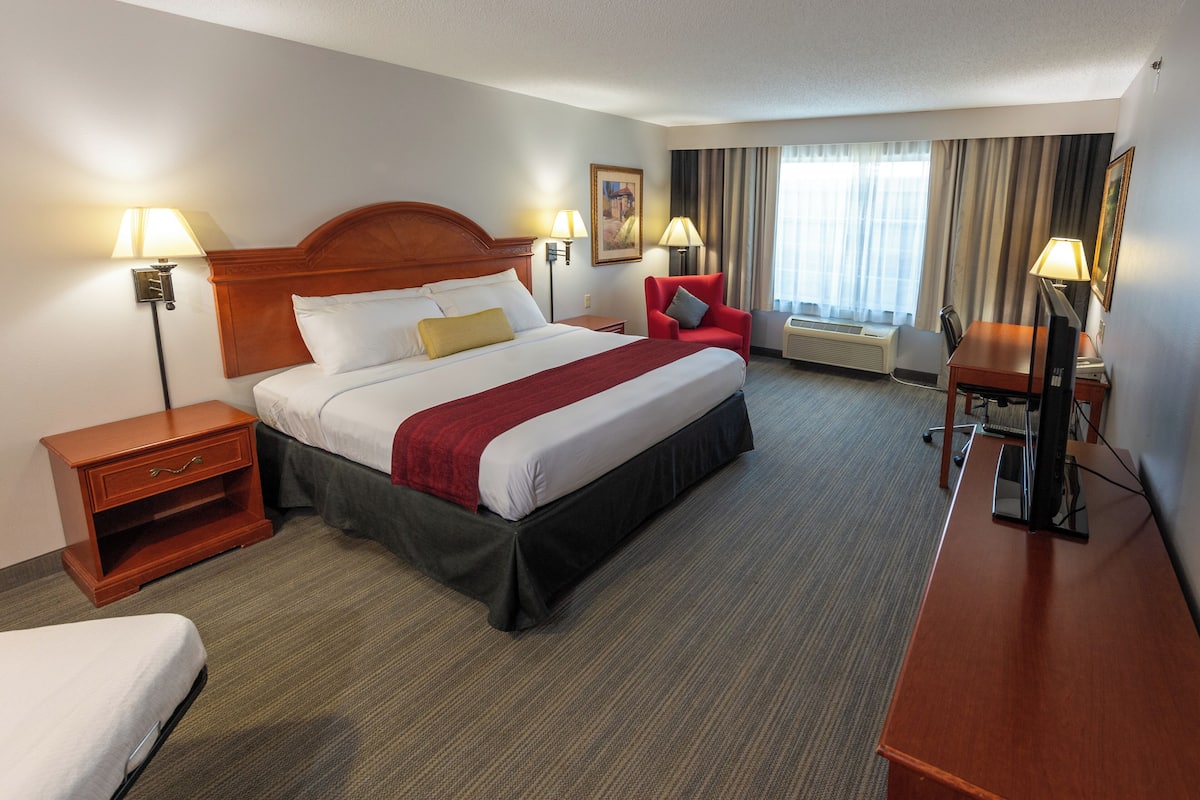 Premium bedding, desk, blackout drapes, soundproofing