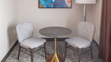 Suite estudio de lujo, 1 habitación, para no fumadores (Sitting area) | Ropa de cama de alta calidad, escritorio y cortinas blackout