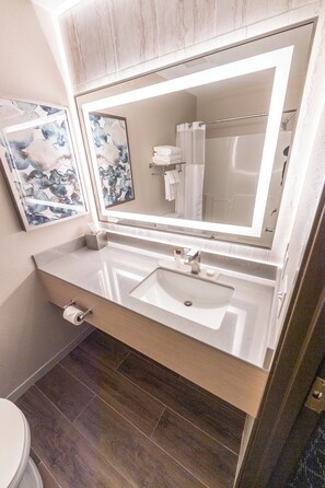 Combined shower/tub, free toiletries, hair dryer, towels - Diamond Jo Worth Casino Hotel (Northwood)