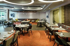 Breakfast and dinner served - Hilton Garden Inn Seattle Issaquah (Issaquah)