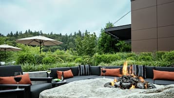 Breakfast and dinner served