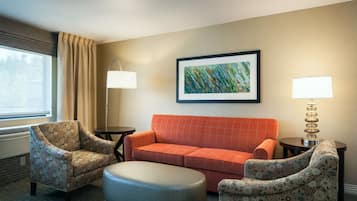 Suite, accessible aux personnes à mobilité réduite | Aire de séjour | Téléviseur à écran plat de 32 po avec télévision par câble, téléviseur