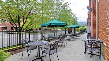 Breakfast and dinner served