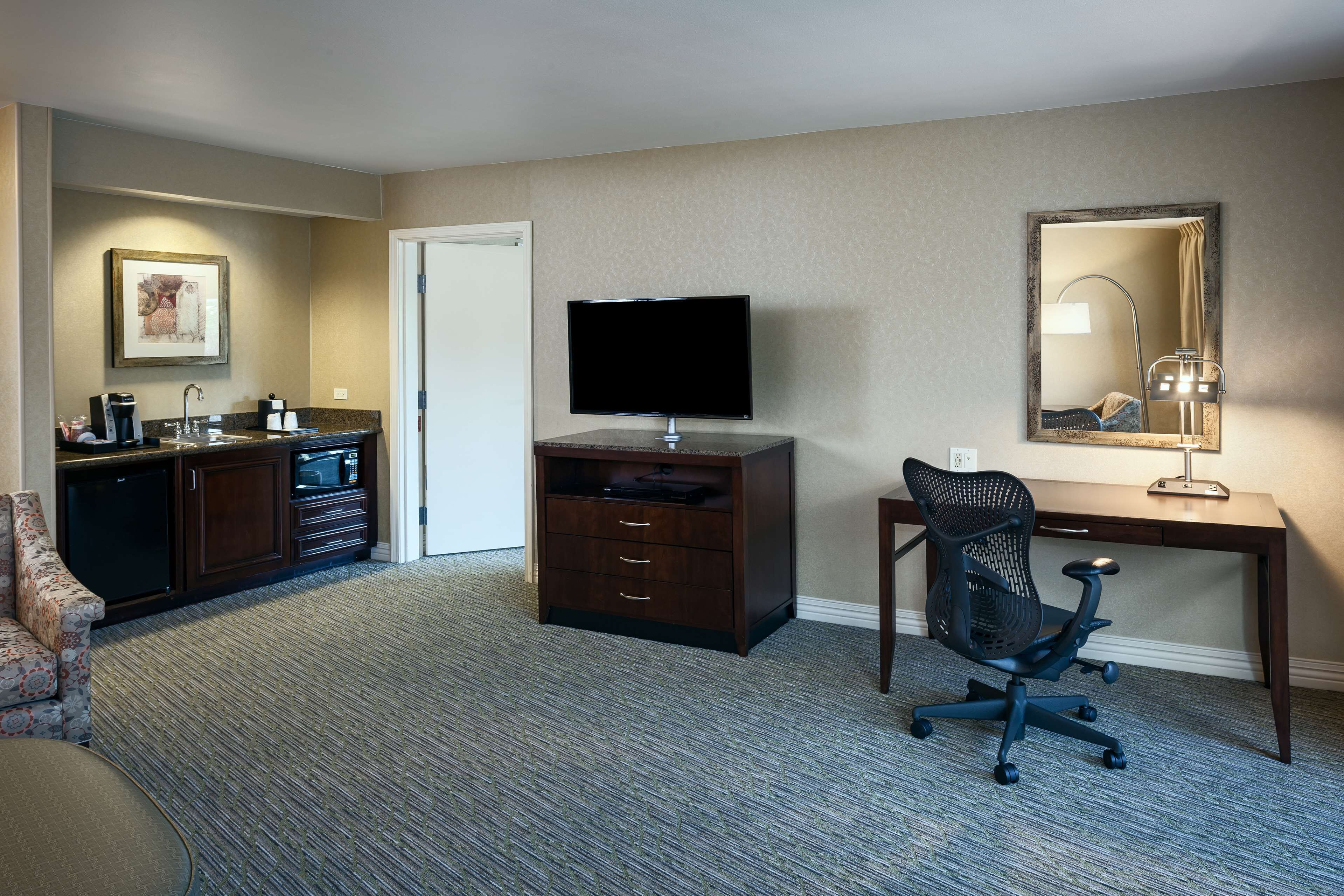 suite, accessible | hypo-allergenic bedding, desk, laptop workspace, blackout curtains