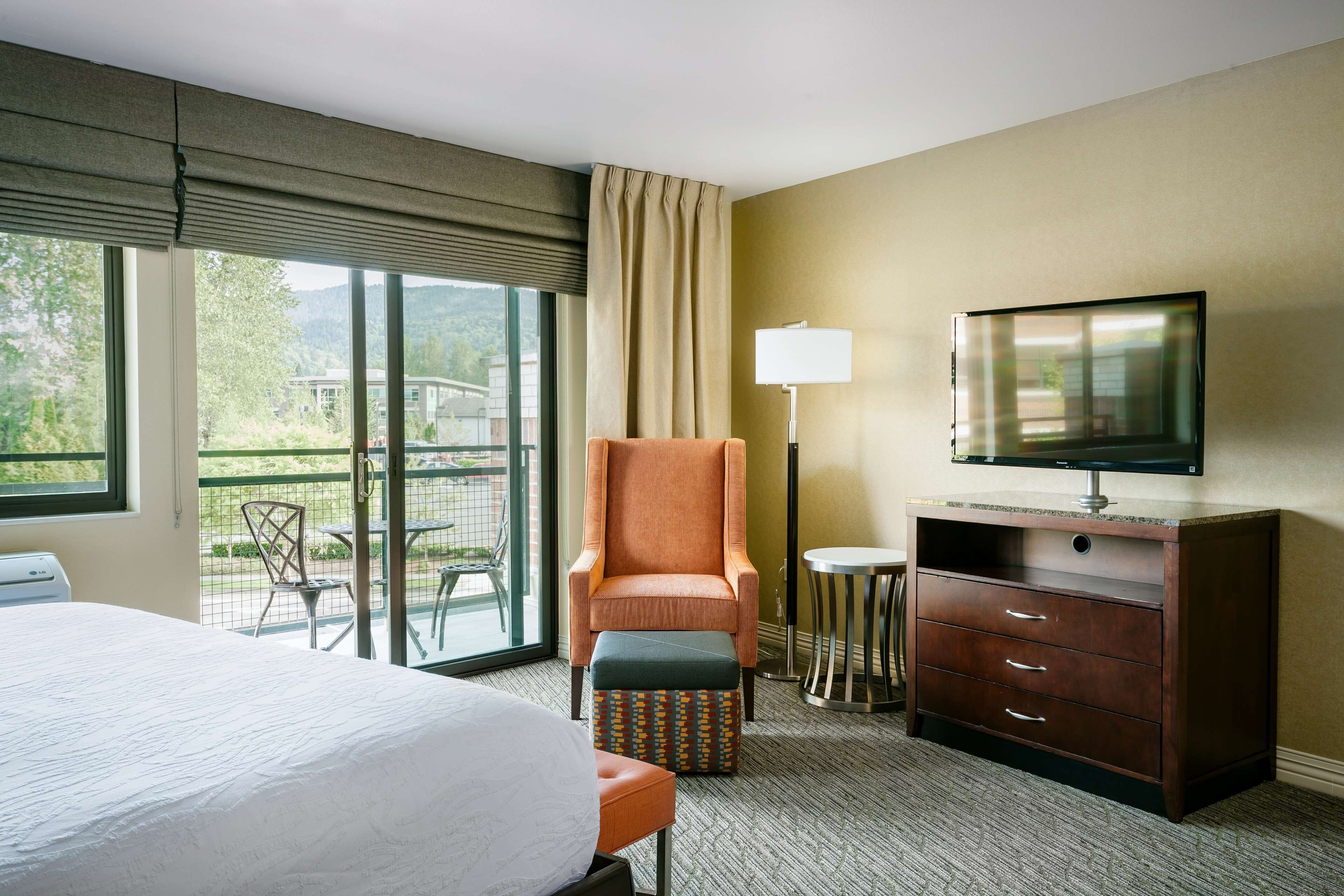 suite, accessible | hypo-allergenic bedding, desk, laptop workspace, blackout curtains