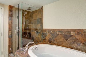 King Evolution Whirlpool Suite | Hypo-allergenic bedding, desk, laptop workspace, blackout drapes - Hilton Garden Inn Seattle Issaquah (Issaquah)