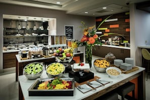 朝食、ディナーに営業